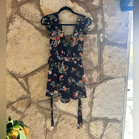 NWT Lulu’s Call it a Crush Navy Blue Ruffled Floral Print Romper - Picture 3 of 7